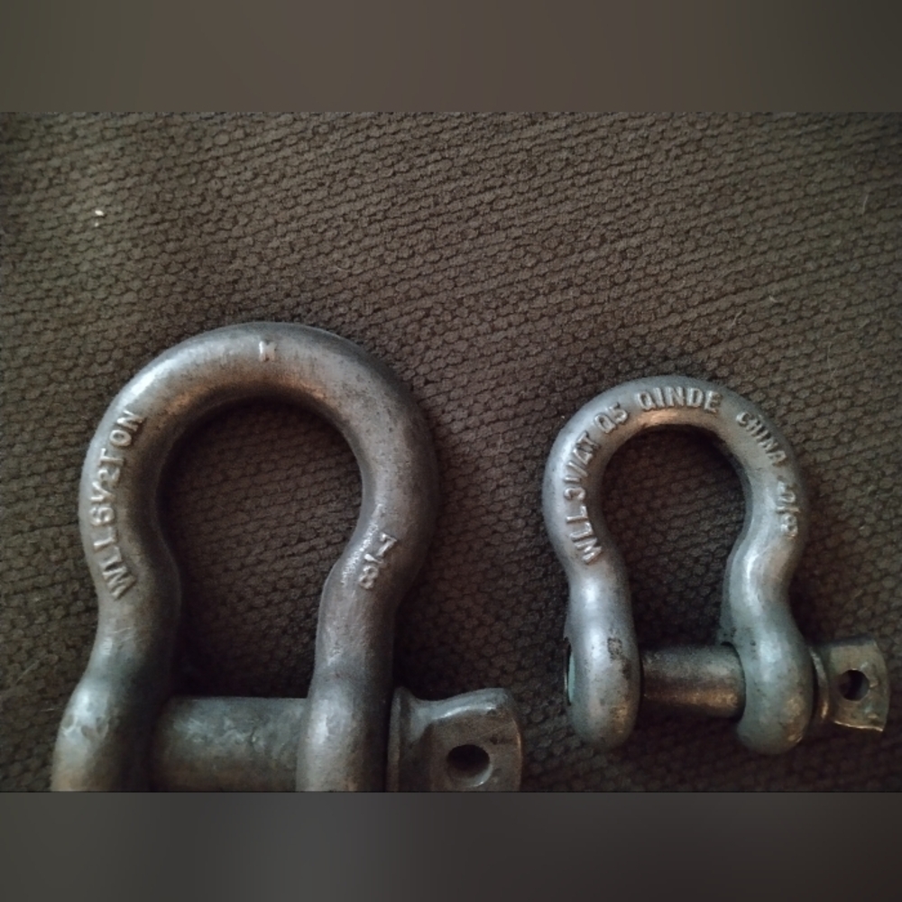 2 anchor shackles